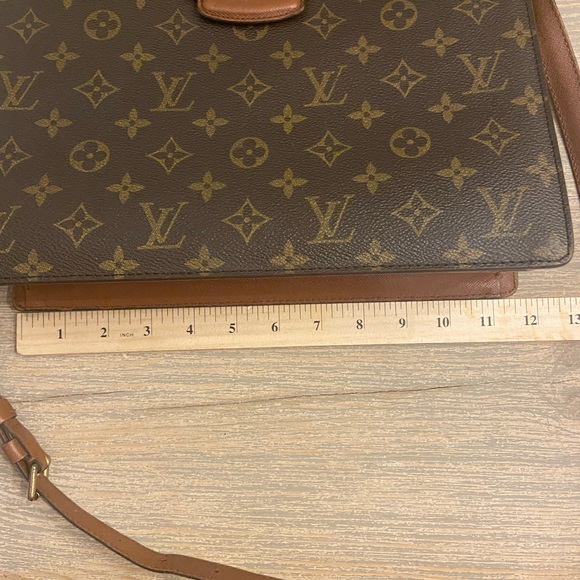 Authentic Louis Vuitton Courcelles Vintage Monogram Canvas Messenger Bag - Picture 8 of 16